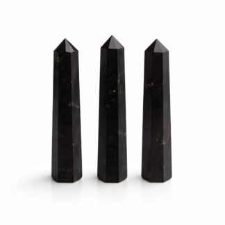 Punta de obelisco de turmalina negra natural de 6 caras. Tamaño: aprox. 11cm. Tonos negro profundo. Acabado pulido brillante elegante.